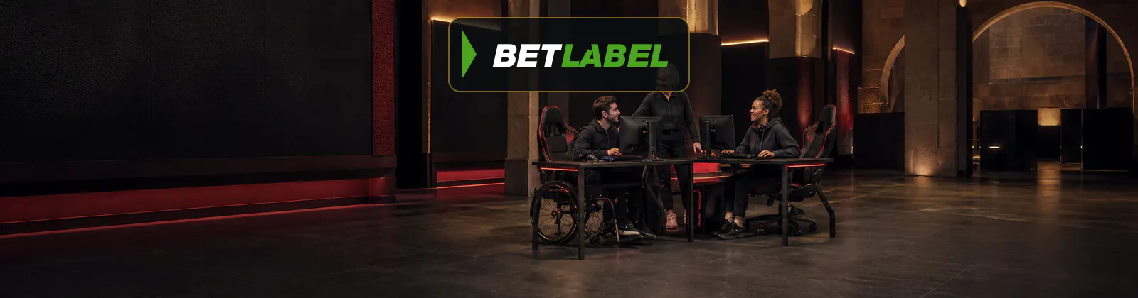 Jugadores adultos de eSports en el centro de una arena española